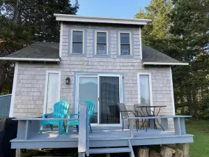 Quiet Ocean Front Cottage With Stunning Views & Private Beach Close To Rockland