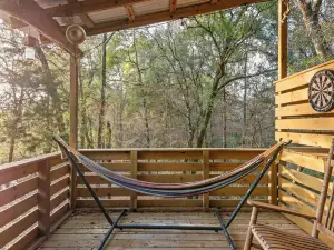 Cozy Cabin with a Massive Deck in Scenic Geneva, Alabama