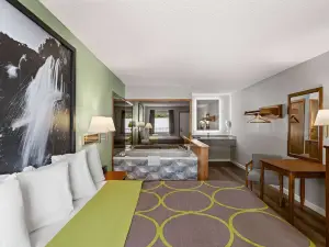 Super 8 by Wyndham Branson / Shepherd of the Hills Exwy