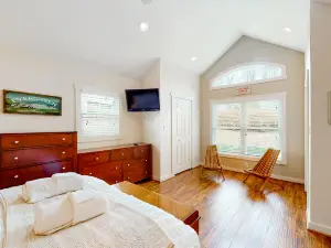 Lakefront home with dock, screened porch, AC, fireplace & kayaks