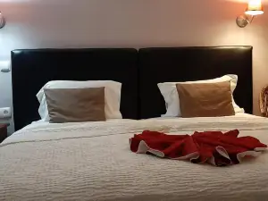 Room in Guest Room - Beautiful Deluxe Double Room in the City Center - Wifi and AC