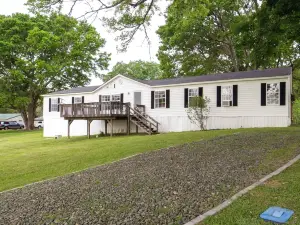 Lakefront Many Vacation Home w/ Kayaks!