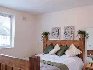 Lovely Family Home in Rainham. A home away from home, a perfect choice for stays