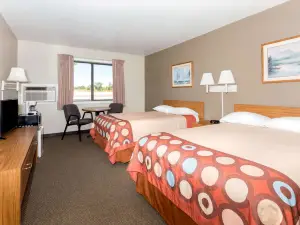 Super 8 by Wyndham Cos/Hwy 24 E/Psfb Area