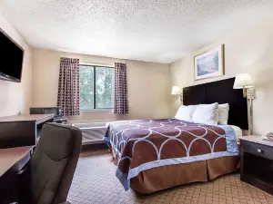 Super 8 by Wyndham Cleveland TX