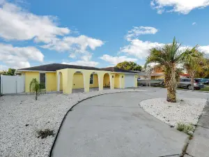 Sunshine N Key Lime 3 Bedroom Home by Redawning