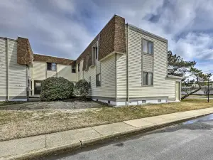 Ocean City Condo w/ Pool Access: Walk to Beach!