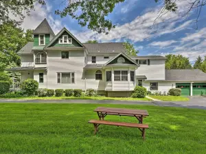 Cozy 'Victoria House': 14 Mi to Downtown Buffalo!