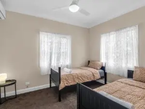 Quaint 2 Bedroom Fully Furnished Cottage