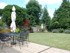 Beautiful 4 Bedroom London House in Twickenham - Private Parking. Garden