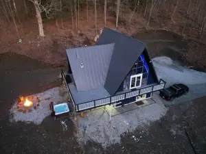 Hot tub, fireplace, Game Room, 20 min drive to Killington