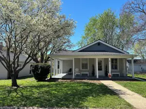 Walk to Downtown Prescott Shops, Dining and Riverfront at Cardinal Cottage
