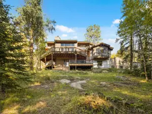 Scenic Views, Hot Tub and Nature Access - Serene Mountain Escape