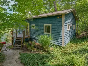 Charming Lakeside Cottage with Scenic Views - Delightful Escape