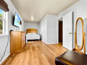 Charming 2-bedroom cottage with Central AC WiFi close to amazing downtown Warsaw