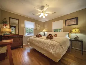 Lakefront,Hot-Tub, Fire-Pit, Dogs allowed,fireplaces, Fenced yard, Pool Table,