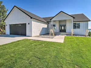 Picturesque Moses Lake House w/ Boating Dock