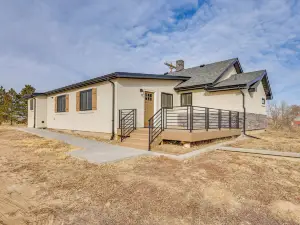 16 Mi to Paint Mines: Spacious Simla Home!