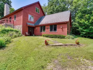 Secluded Ellsworth Apartment - Hiking Nearby!