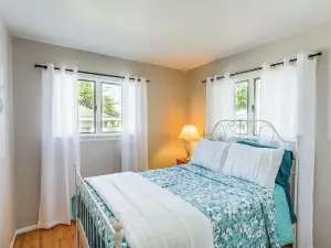 Waterfront Port Clinton Cottage: 5 Mi to Lake Erie
