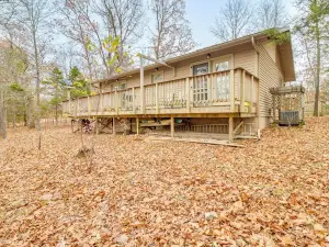 Serene Yellville Retreat with Hot Tub on 85 Acres