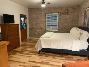 Brick Street Apartment-Studio Suite