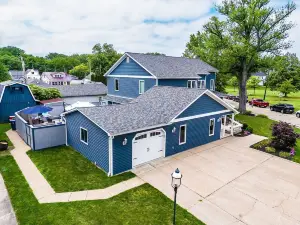 The Memory Maker: Sleeps 16 in beds w Private Heated Pool and Sandy Beach Access