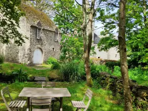 Mill facing the sea, in the park of a castle. 300m to the beach and great walks