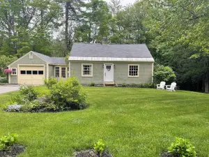 Cozy Cape. Guest favorite. 2-bedroom house close to downtown Peterborough, NH