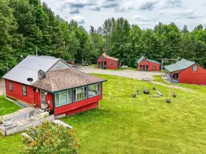 Charming 3-bedroom cottage in peaceful Solon with WiFi