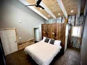 Designer Lake Cabin- HotTub, Sauna & Massage Chair