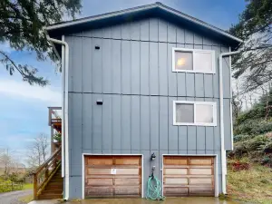 Woodsy retreat near the beach with WiFi, washer/dryer & gas fireplace