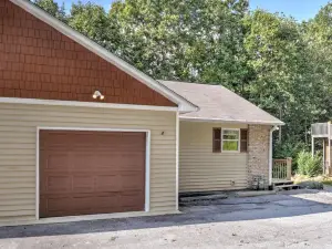 Bring Pets to this Fun South Asheville Hot Tub Townhome