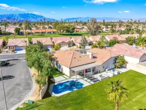 Elegant Oasis with Pool and Putting Green - Luxurious Retreat