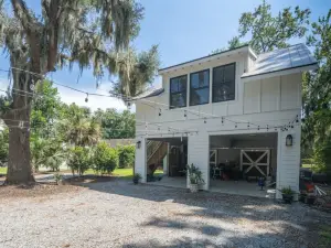 Luxurious Sanctuary with Scenic River Proximity - Charming Exquisite