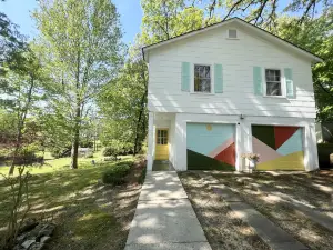 Groovy Getaway Loft | Fast Wi-Fi | Dog Friendly  | Treehouse Views | Laundry