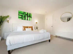 อัลตรา-โมเดิร์น ลักซ์ สลีค & สตันนิง สเตย์