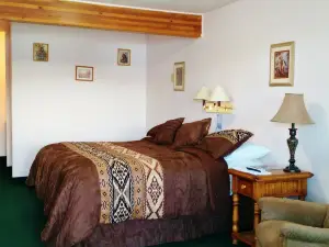 Going-to-The-Sun Inn & Suites