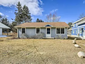 Mears Abode with Pool Access, Near Silver Lake!