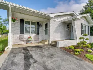 Pet-Friendly Berryville Home Walk to Main Street!