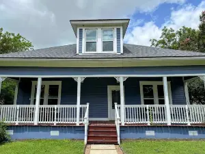 Charming Historic Bungalow with Modern Amenities - Cozy Getaway