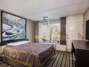 Super 8 by Wyndham Sevierville Riverside