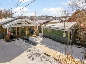 The Cottage on Mill street with Hot Tub