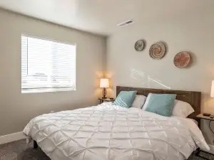 ☺ Work ☺ Play ☺ Relax ✔ 3 King Beds ✔ 400 + Wi-fi