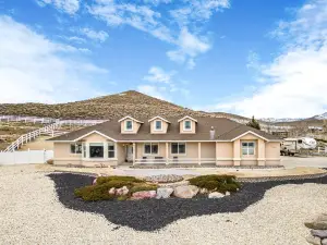 Luxury Retreat near golf, fishing, raceway, UTV great for Large Families,Dogs OK
