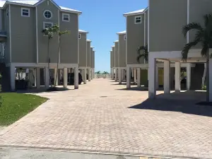 Beautiful Family-Friendly, Dock, Marina, Heated Pool, near Key West, MM21.5