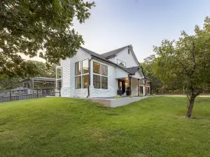 Luxury Escape: Pond, Pool & 5 Beautiful and Private Acres