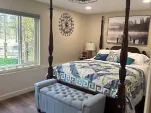 Montana Forest Retreat, Easy Walk to Flathead Lake, 1.5 Acres Fenced for Dogs!