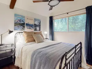 Sound view retreat with trails, beach access, firepit, grill, scenic deck, & W/D