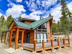 Modern Home with Cozy Amenities and Wraparound Porch - Stunning Mountain Retreat